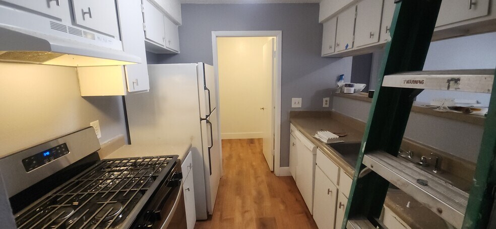 Kitchen and Laundry - 10434 Doc Holliday Trl