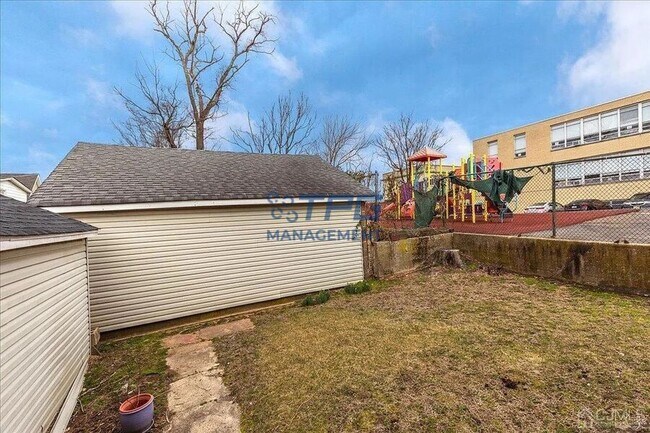 Building Photo - 243 Cedar St