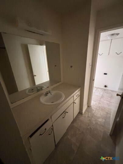 Building Photo - 503 E Beeline Ln