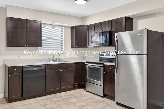 Building Photo - Spacious 2-Bedroom Duplex with Finished Walkout Lower Level