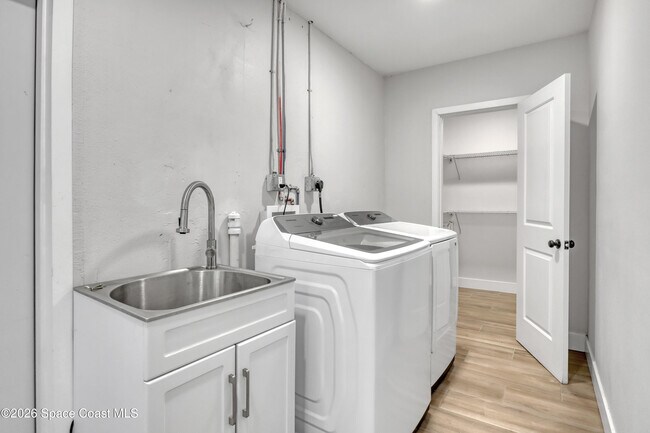 Building Photo - 580 Pine Tree Dr