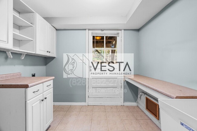 Building Photo - 18 Canterbury Rd