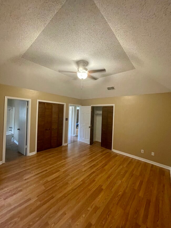 Building Photo - 9025 Cedar Ridge Dr