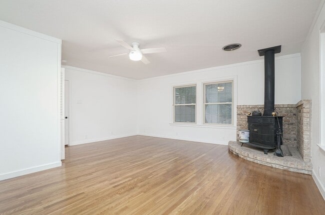 Building Photo - Luxury 4-Bedroom Home with 3,400+ Sq Ft in Prime San Antonio Location