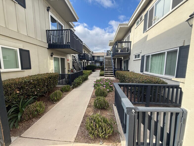 Building Photo - 6927 Amherst St