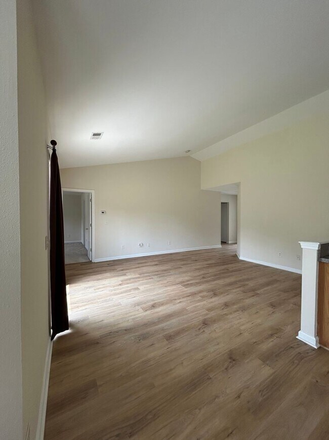 Building Photo - Beautiful 3-Bedroom Home in a Highly Desirable Community