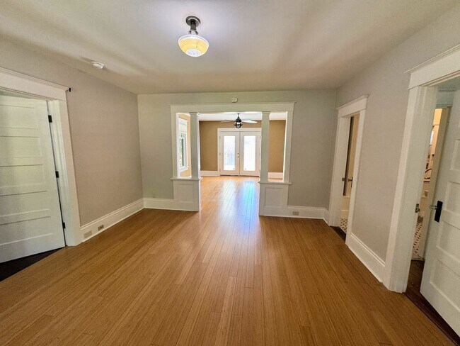 Building Photo - Beautiful 4+ Bed, 3 Bath Crafstman Home with Fenced Yard near St. Johns