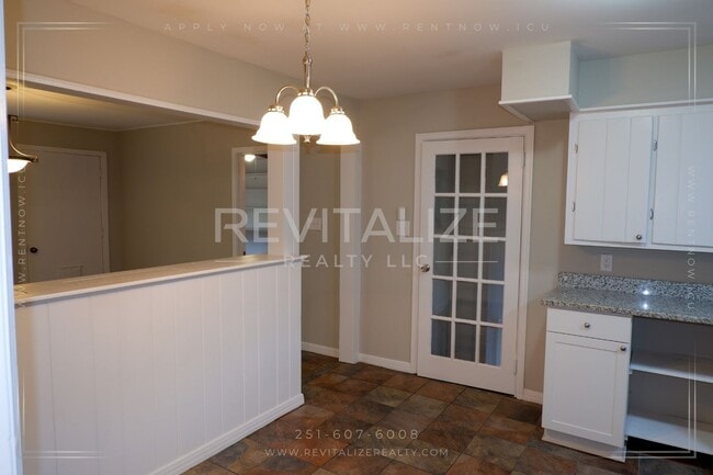 Building Photo - Beautiful 4 Bedroom/2 Bathroom House in Mo...