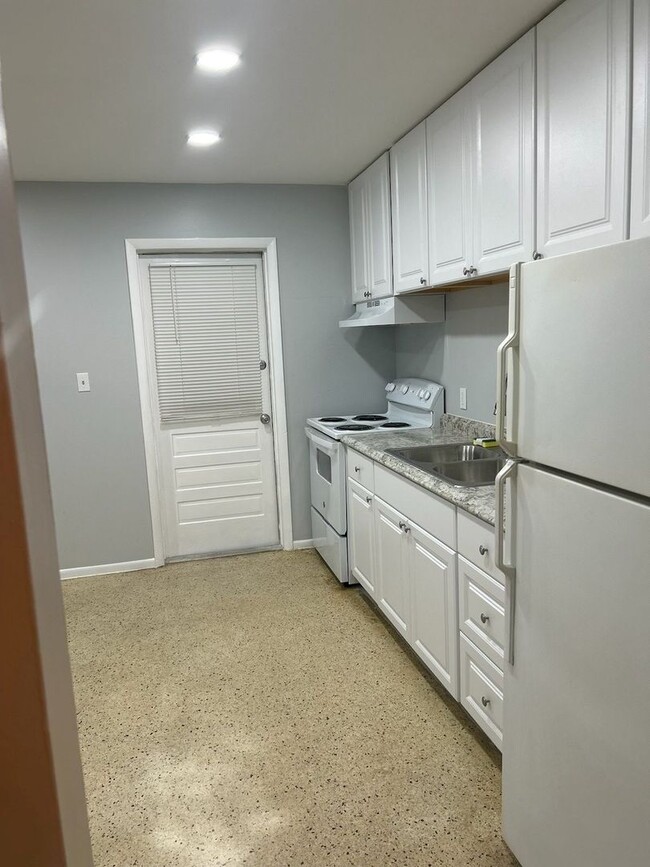 Building Photo - 2 bedroom, 1 bathroom Duplex in North Ft P...