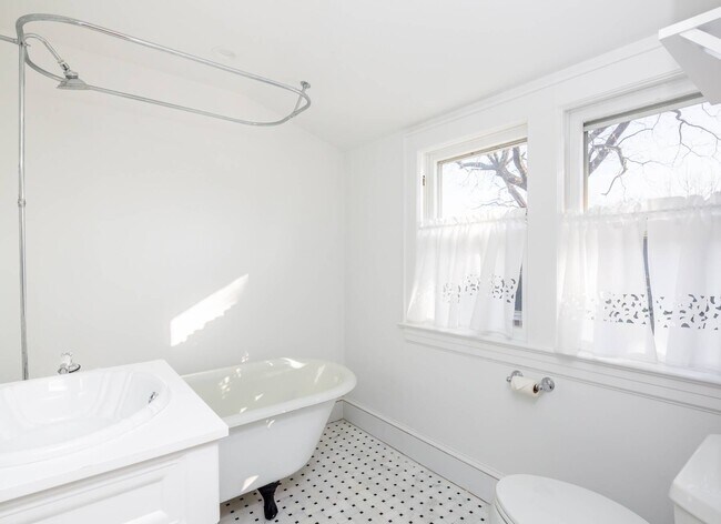 Building Photo - 19 Concord St