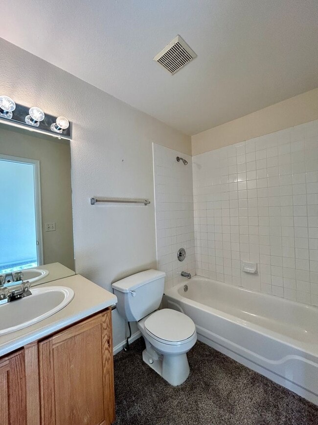 Building Photo - 2BR End Unit Townhome in Rock Creek