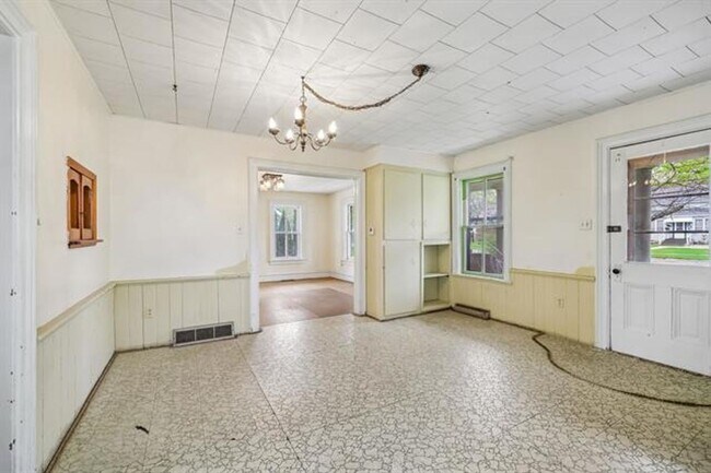 Building Photo - SPACIOUS 3+ BEDROOM HOME WILL BE READY TO WELCOME YOU