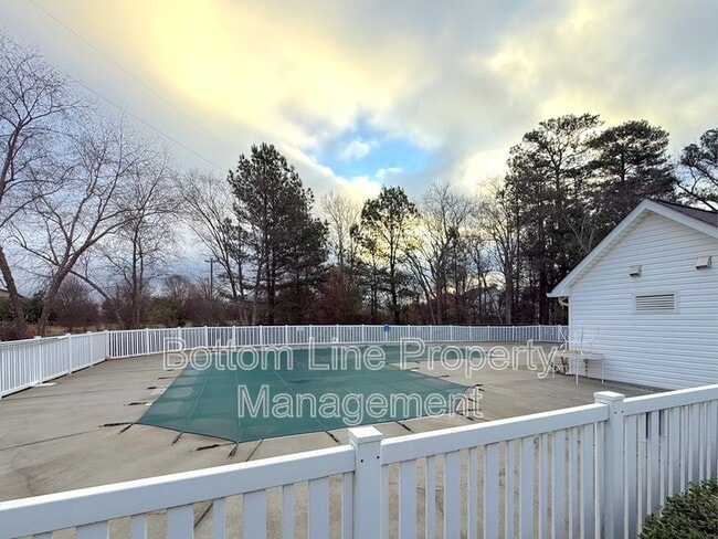 Building Photo - 224 Primrose Walk