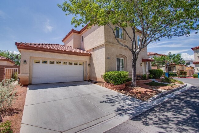Building Photo - 4 bedroom 3 bath centrally located home