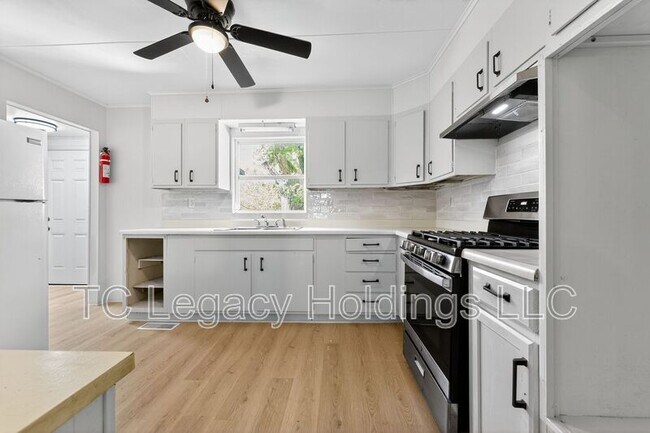 Building Photo - 115 Martin St