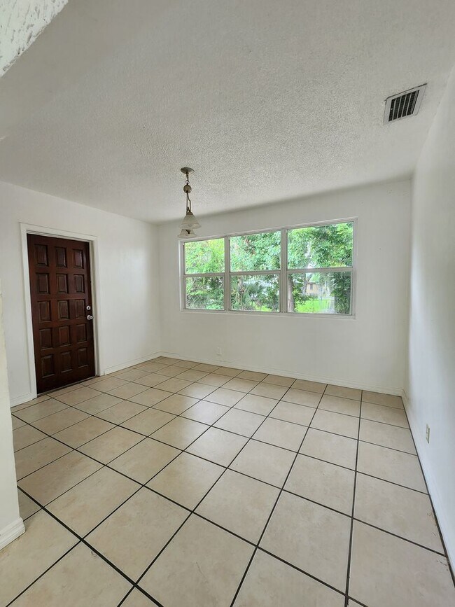 Building Photo - 4 Bedroom Single Family Home