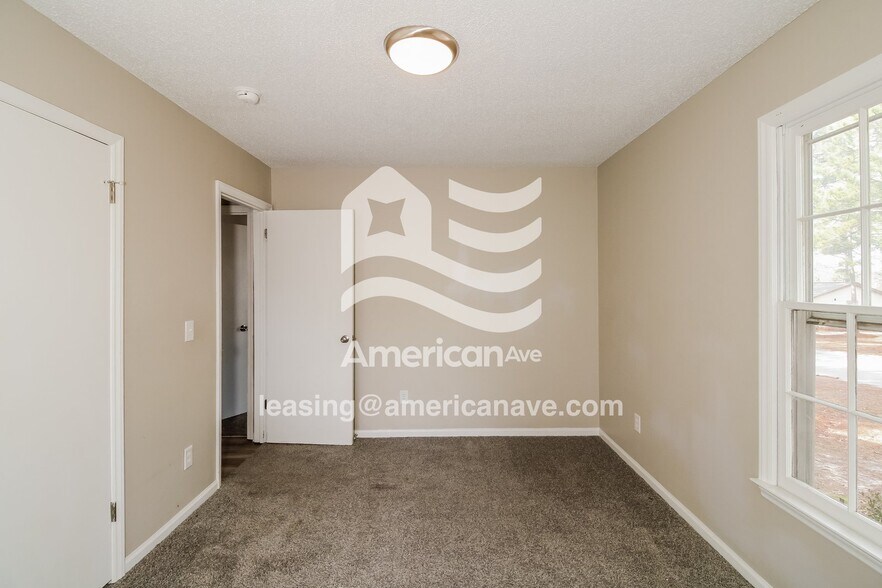 Building Photo - 216 Pond Ridge Rd E