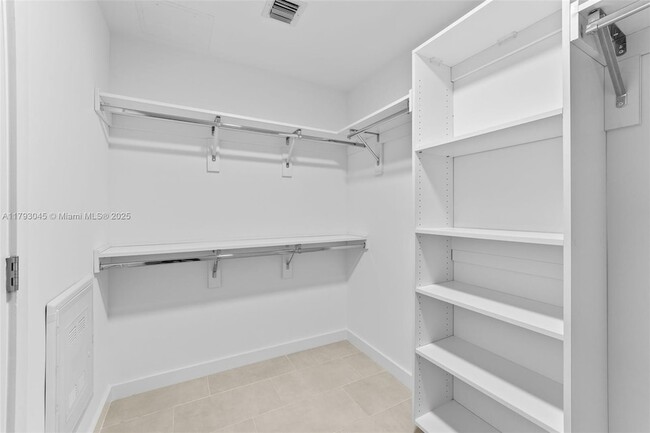 Building Photo - 2150 N Bayshore Dr