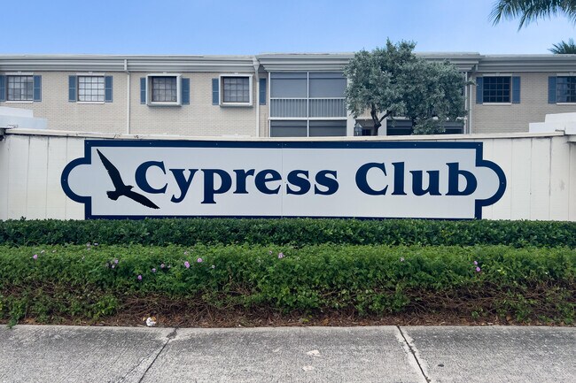 Building Photo - 120 Cypress Club Dr