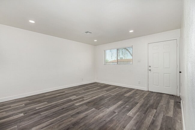 Building Photo - Grand Canyon University Two Bedroom - 4 Weeks of Free Rent!