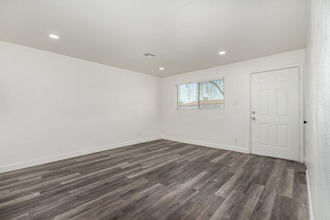 Building Photo - Two Bedroom with Washer/dryer! - 4 Weeks of Free Rent!