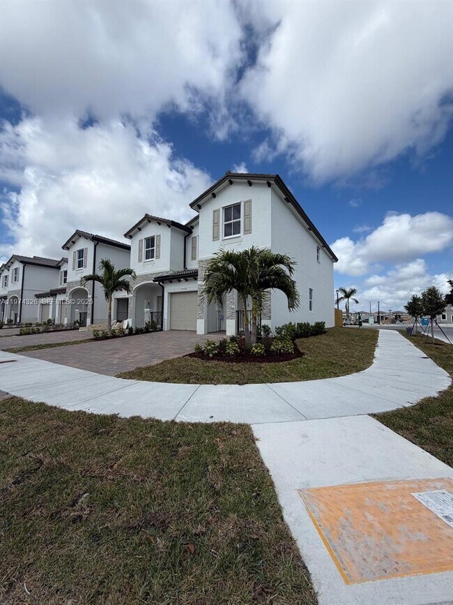 Building Photo - 2574 SE 25th Ct