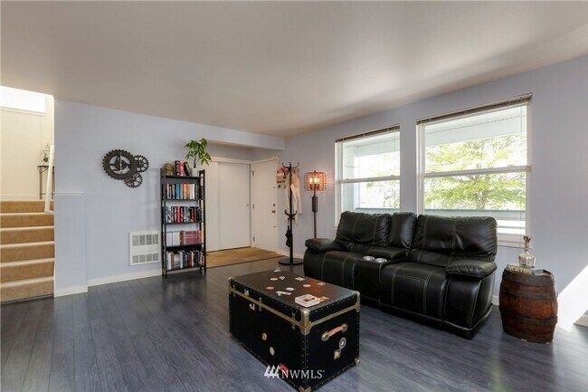 Building Photo - Beacon Hill 3bed 2.5bath Home