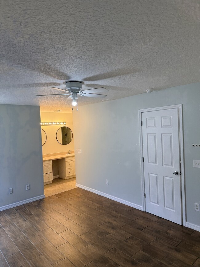 Building Photo - 2929 Fan Palm Dr