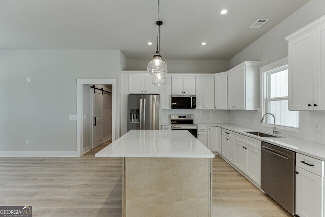 Building Photo - 125 Rains Rd