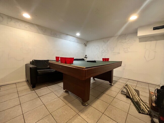 Building Photo - Beautiful Home Close to Campus