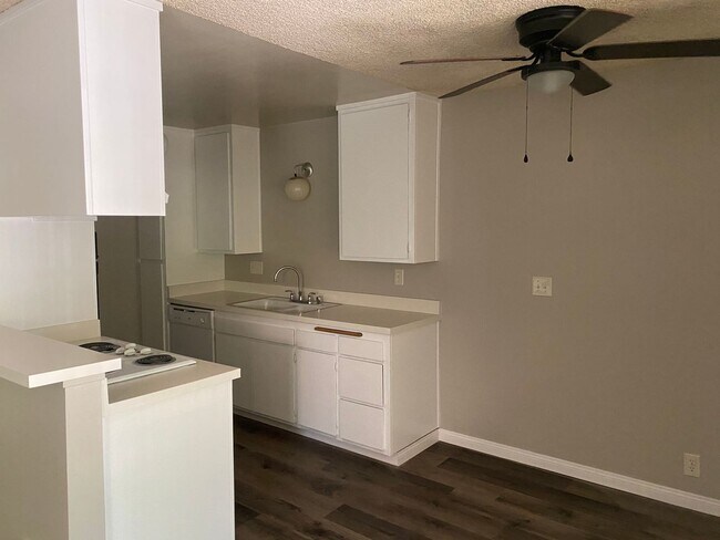 Building Photo - Spacious 1 Bedroom 1 Bath Upstairs Apartment