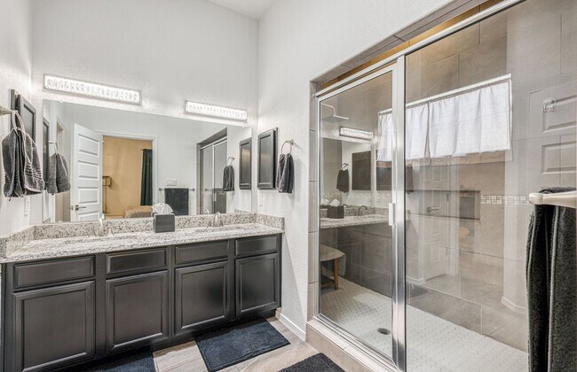 Building Photo - We have a beautiful home fully furnished with 4 bedroom-2 baths
