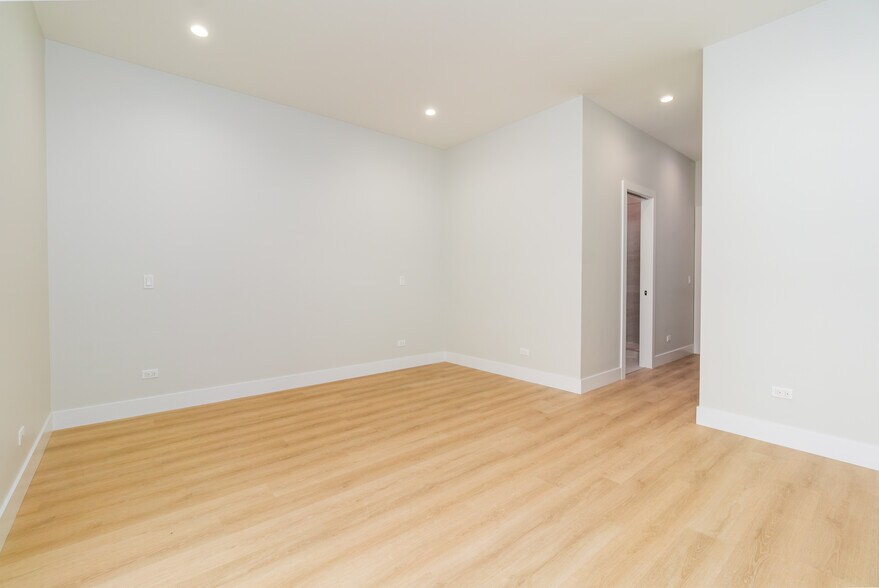 Building Photo - 3947 W Dakin St