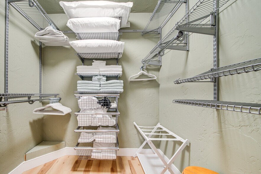 Building Photo - 1425 S Puget Dr