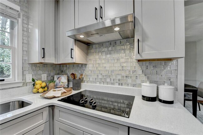 Building Photo - 1450 Cedarhurst Dr