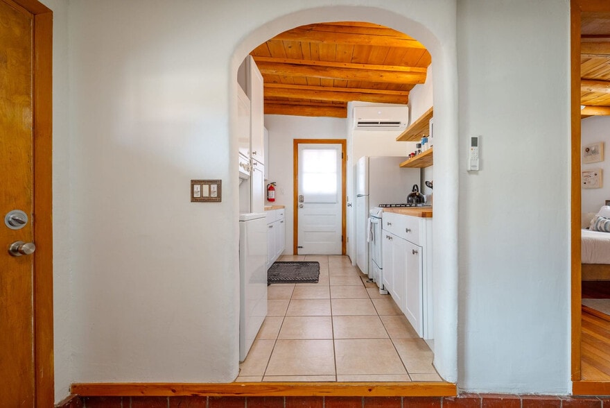 Building Photo - 616 1/2-721 Galisteo St