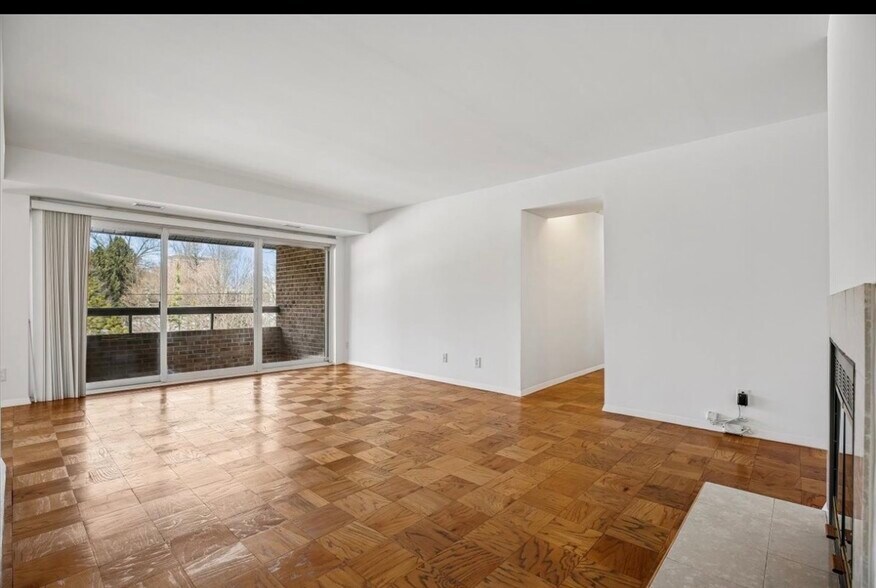 Building Photo - 11423 Commonwealth Dr