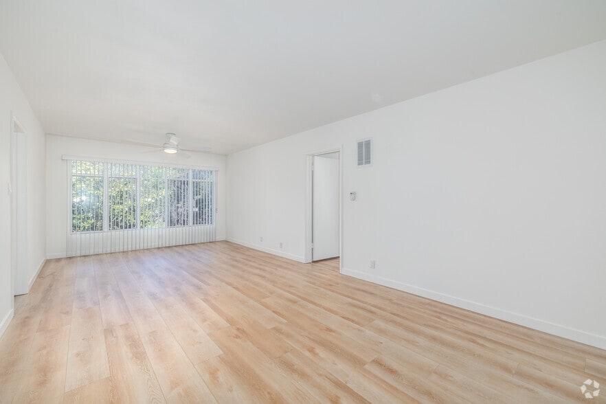 1BR, 1BA - 750SF - Living Room - Sunset West