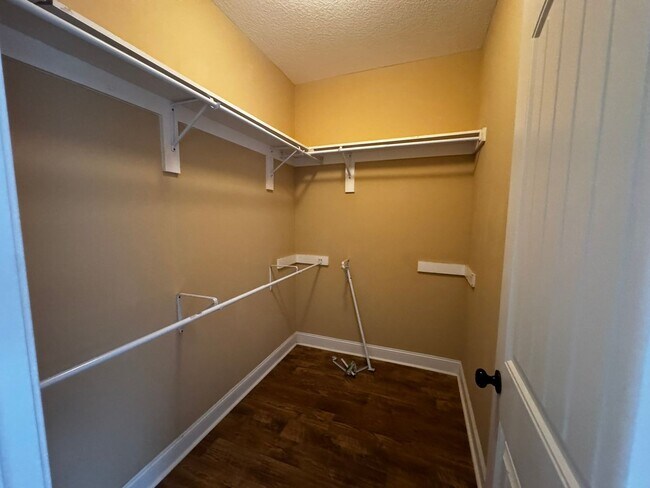 Building Photo - 10 E Grady St