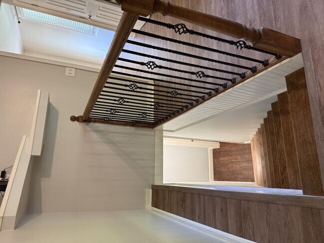 Building Photo - 2901 Lindsay Ave