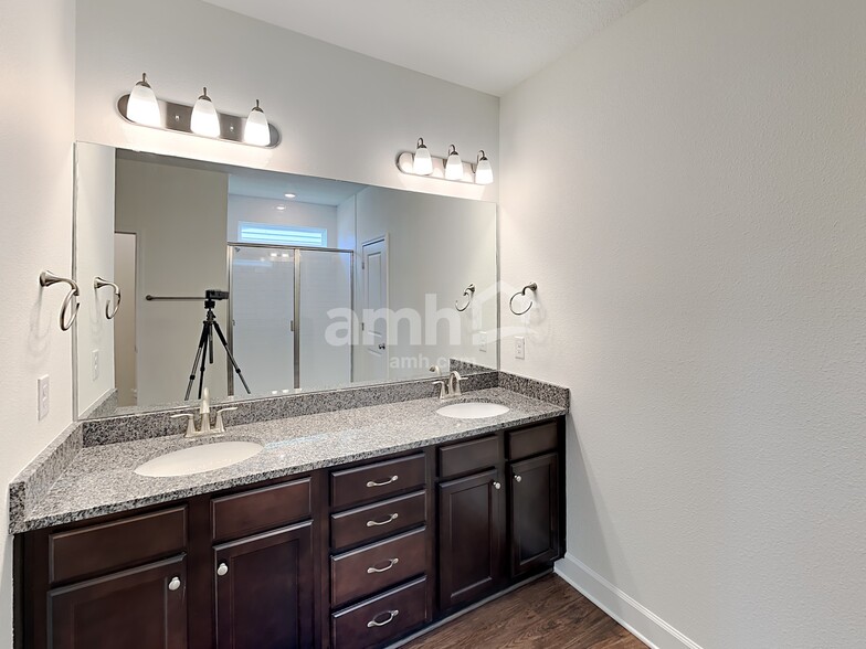 Building Photo - 5909 Hampton Creek Rd