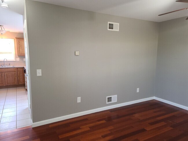 Building Photo - 3 Bedroom 2 1/2 bath end unit Townhome for...