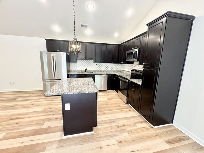 Building Photo - 3 Bedroom, 2 Bath w/ Immediate Availability in Walhalla