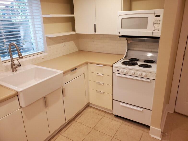 Building Photo - 1206 E 8th St