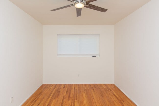 Building Photo - Spacious 2 bedroom / 1 bath home in Pacific Beach / Crown Point!