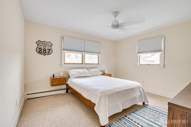 Building Photo - 1331 Sunset Ave