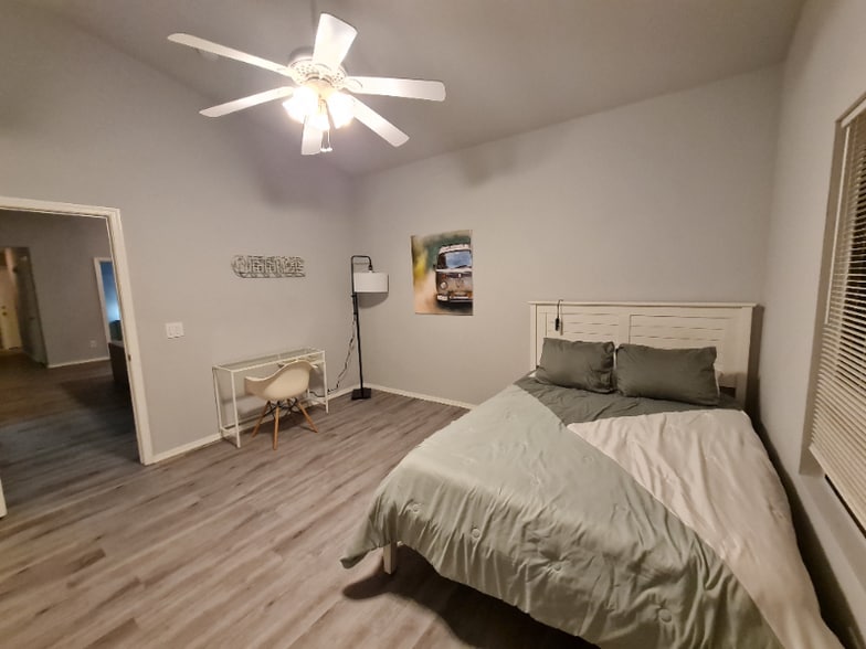 Building Photo - 11305 W Pinehollow Dr