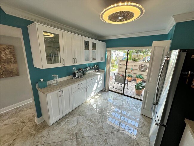 Building Photo - 567 Lakeside Dr