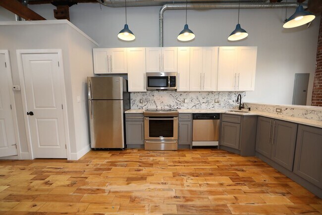 Interior Photo - 1822 E Glenwood Ave