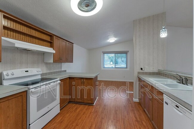 Building Photo - 1601 W Sherrie Dr